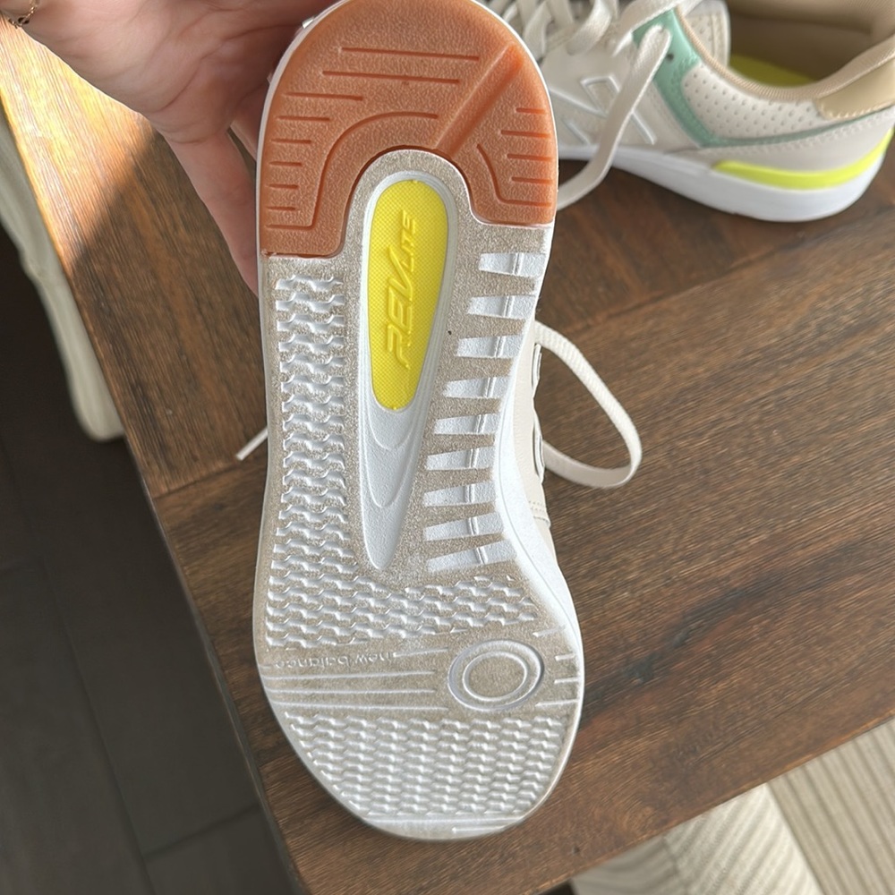 New balance - Picture 4 of 4